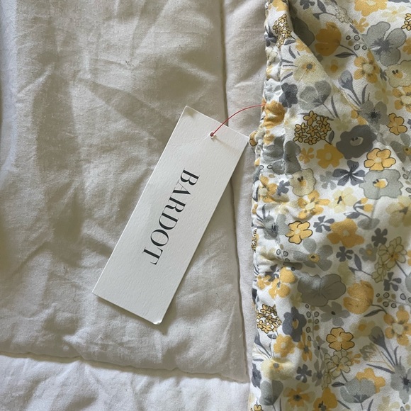 Cindy Sweetheart Dress in Soft Yellow Floral
Bardot 💛 - Picture 6 of 8